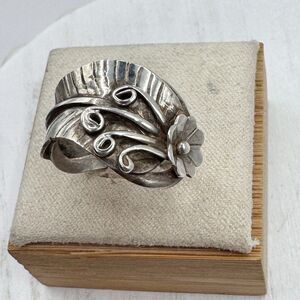 Navajo Native American Sterling Silver Ring Flower Feather Design Sz 8
